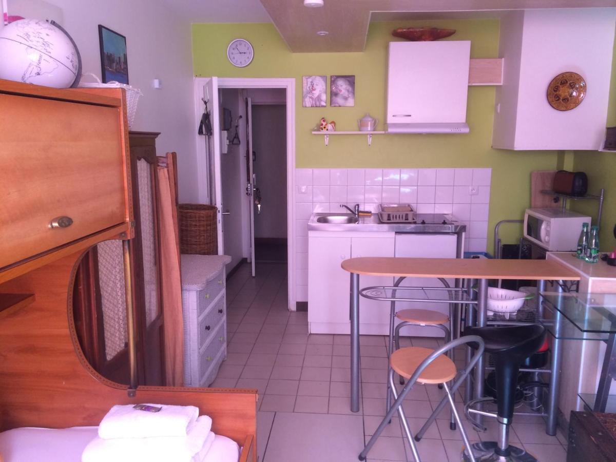 Studio Pigalle De 25 M2 - 2 Lits Simples Type Gigogne Pour 2 Personnes - Quartier Touristique De Paris - 2 Minutes De La Station Metro Pigalle ,Petit Train Vers La Butte Montmartre-Cabaret Moulin Rouge A 200 M,Cabaret Chez Michou-Restaurants-Saunas Eksteriør bilde