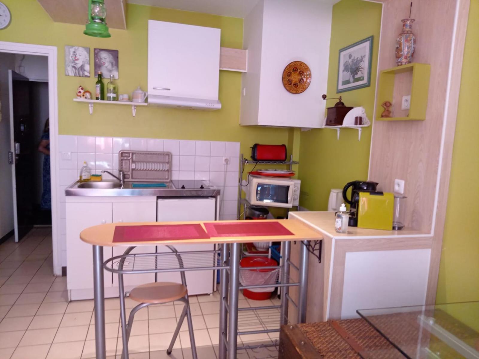 Studio Pigalle De 25 M2 - 2 Lits Simples Type Gigogne Pour 2 Personnes - Quartier Touristique De Paris - 2 Minutes De La Station Metro Pigalle ,Petit Train Vers La Butte Montmartre-Cabaret Moulin Rouge A 200 M,Cabaret Chez Michou-Restaurants-Saunas Eksteriør bilde