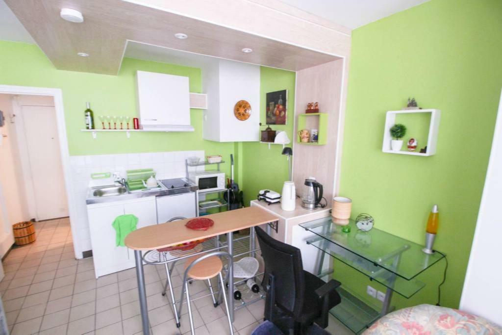 Studio Pigalle De 25 M2 - 2 Lits Simples Type Gigogne Pour 2 Personnes - Quartier Touristique De Paris - 2 Minutes De La Station Metro Pigalle ,Petit Train Vers La Butte Montmartre-Cabaret Moulin Rouge A 200 M,Cabaret Chez Michou-Restaurants-Saunas Eksteriør bilde
